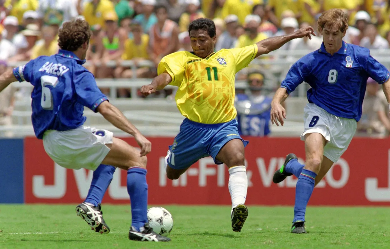 Фото обои мяч, защитник, нападающий, бразильский футболист, Ромарио, Франко Барези, world-cup-final-1994