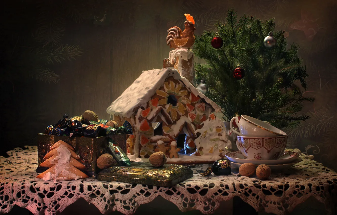 Фото обои ветки, стол, праздник, коробка, шары, игрушки, новый год, конфеты