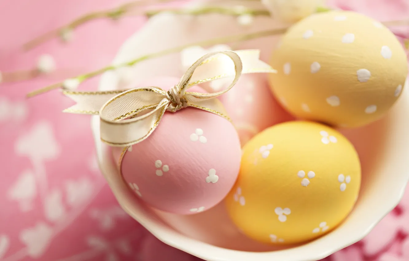 Фото обои праздник, яйца, желтые, тарелка, Пасха, лента, розовые, бант
