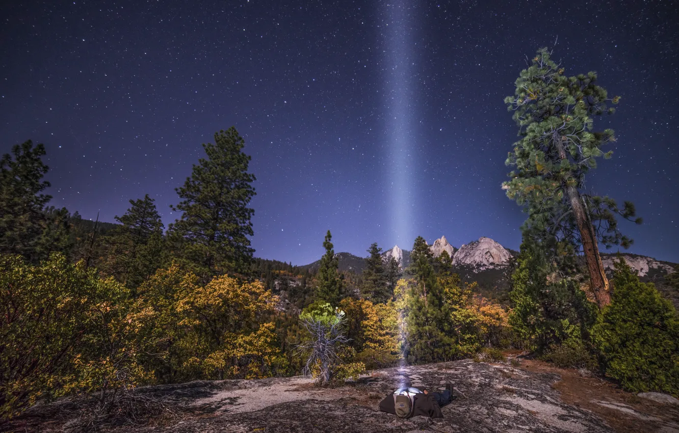 Фото обои небо, звезды, природа, скалы, человек, лежит, национальный парк, светит фонариком