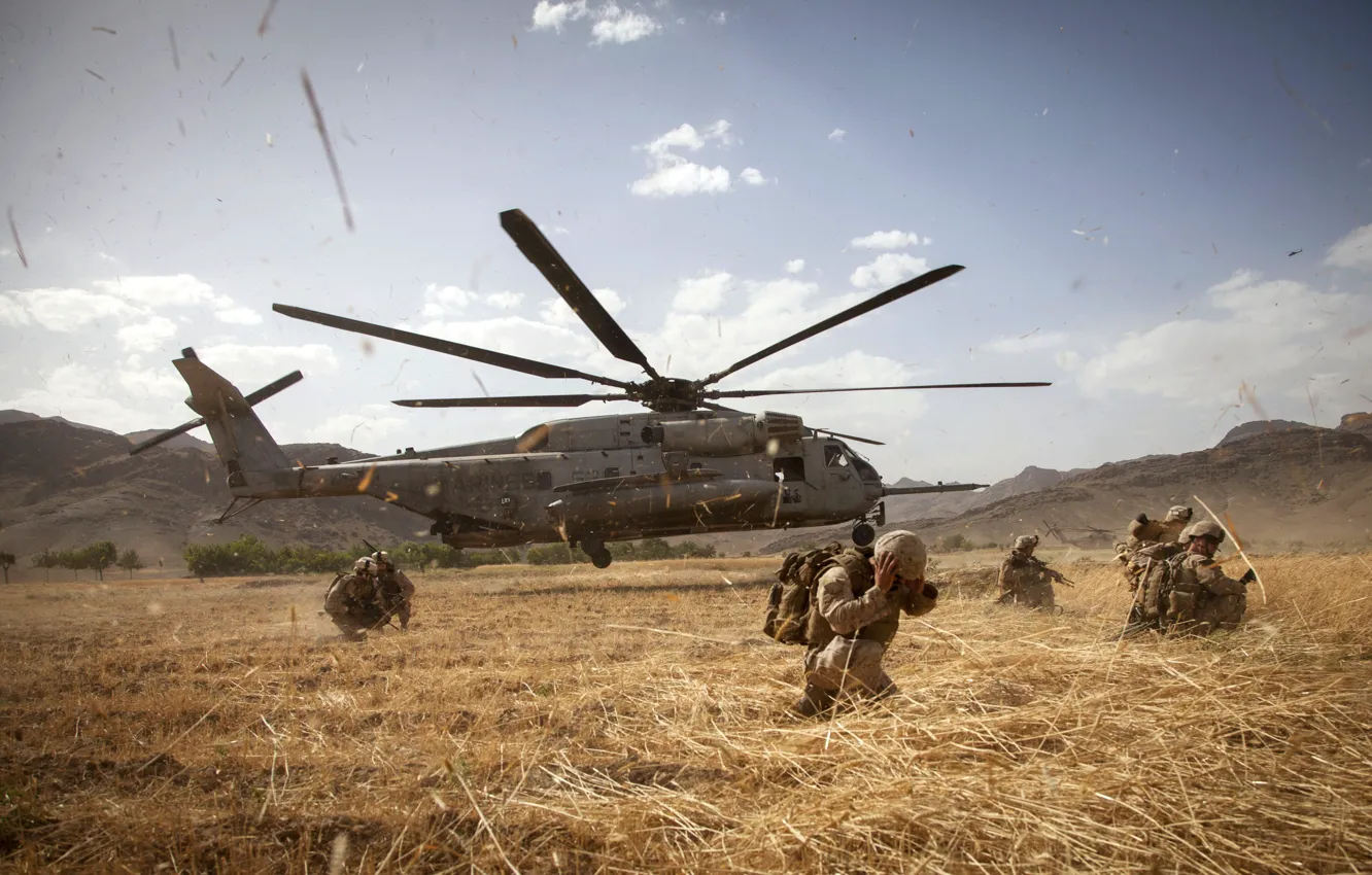 Фото обои поле, горы, ветер, солдаты, Афганистан, Вертолёт