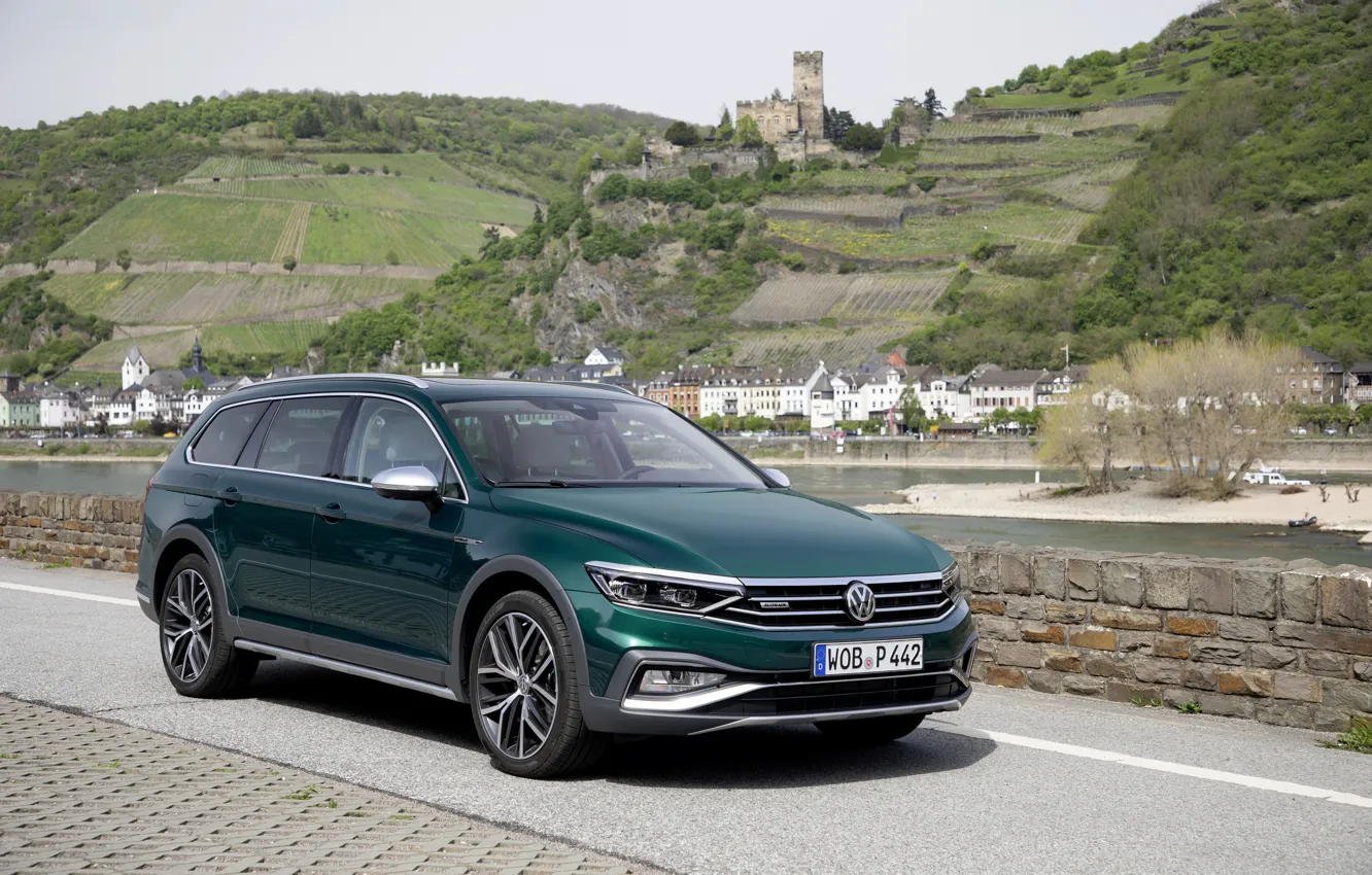 Фото обои холмы, Volkswagen, универсал, Passat, тёмно-зелёный, Alltrack, 2019