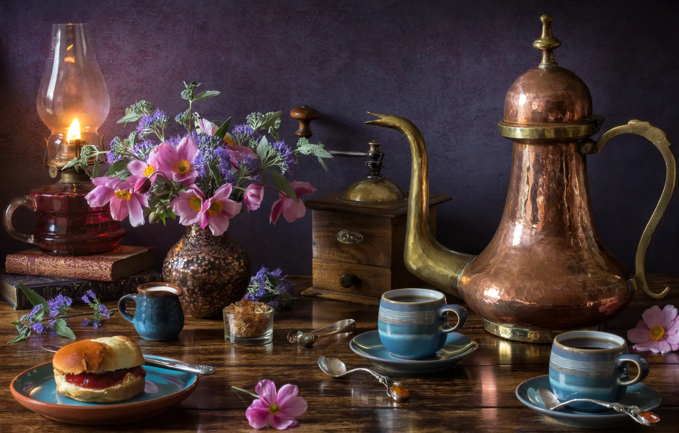 Фото обои цветы, лампа, кофе, чашки, натюрморт, булочка, анемоны, кофемолка