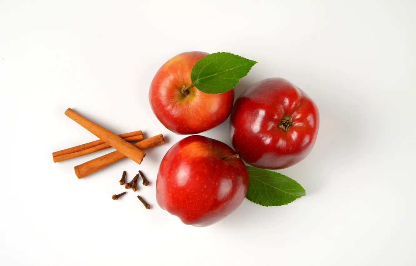 Фото обои листья, яблоки, красные, три, белый фон, фрукты, корица