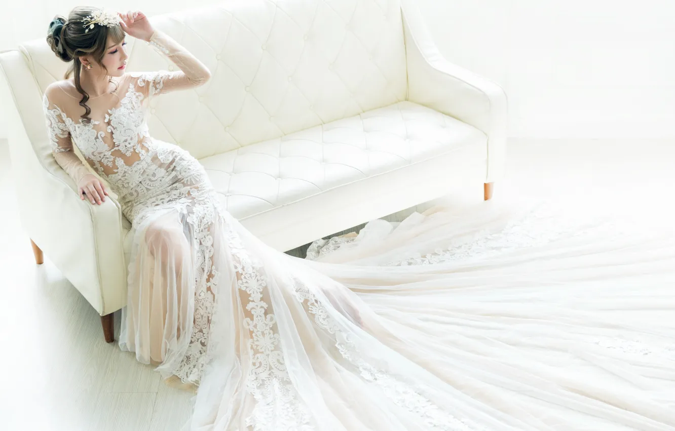 Фото обои поза, стиль, диван, азиатка, невеста, свадебное платье