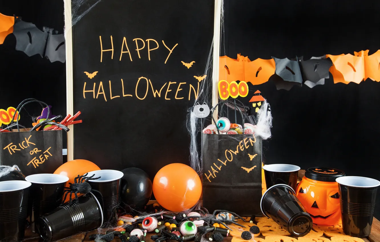Фото обои праздник, пауки, шар, свечи, тыква, стаканы, гирлянда, хэллоуин