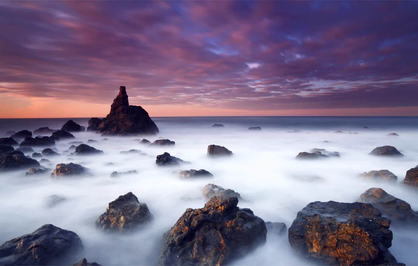Фото обои море, небо, облака, закат, оранжевый, камни, океан, берег
