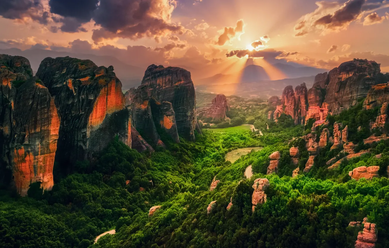 Фото обои лес, солнце, облака, свет, скалы, Греция, Метеоры, Монастыри Метеоры