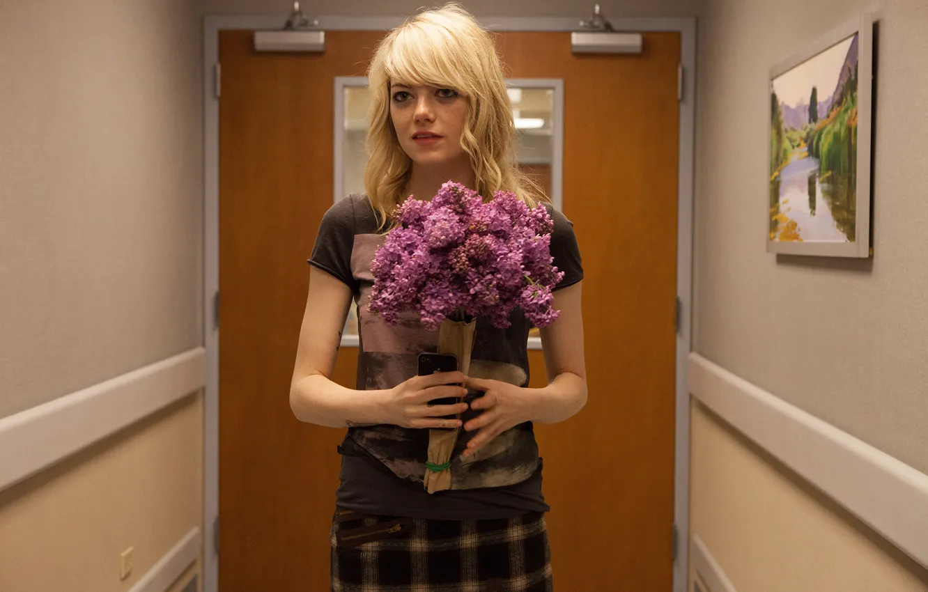 Фото обои цветы, букет, коридор, блондинка, Emma Stone, Эмма Стоун, Birdman, Бёрдмэн