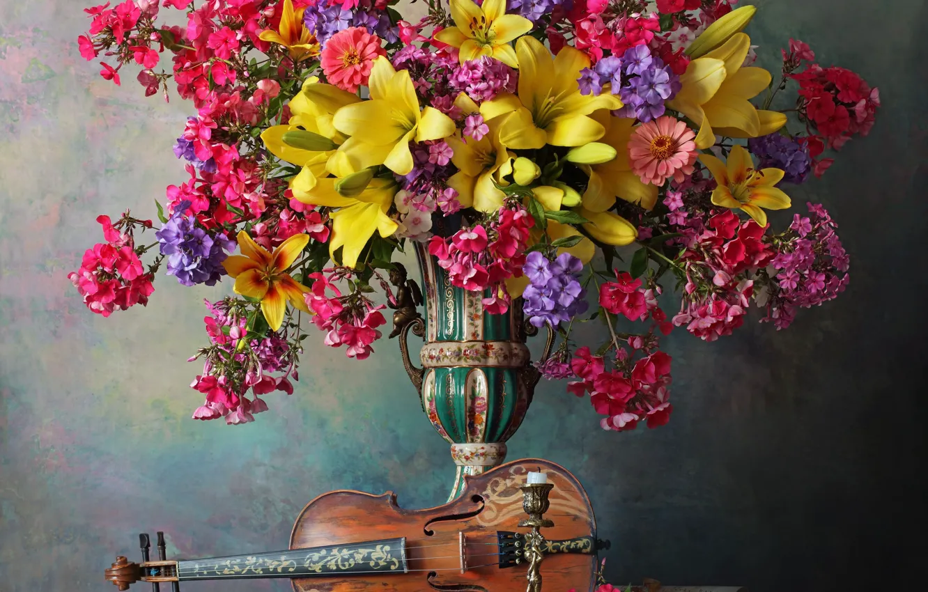 Фото обои цветы, стиль, фон, скрипка, лилии, букет, ваза, натюрморт