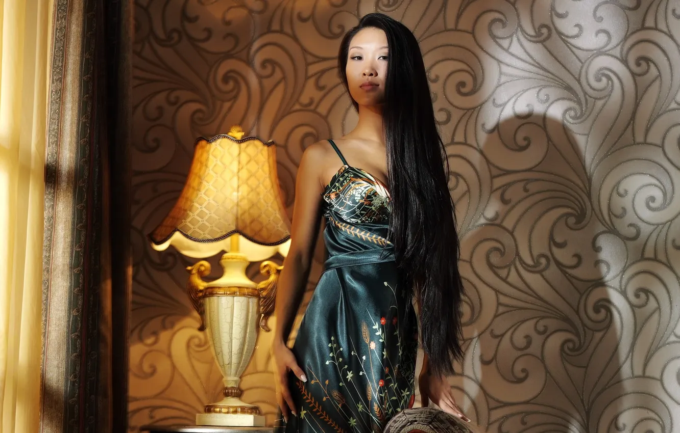 Фото обои взгляд, девушка, тень, платье, брюнетка, окно, светильник, азиатка