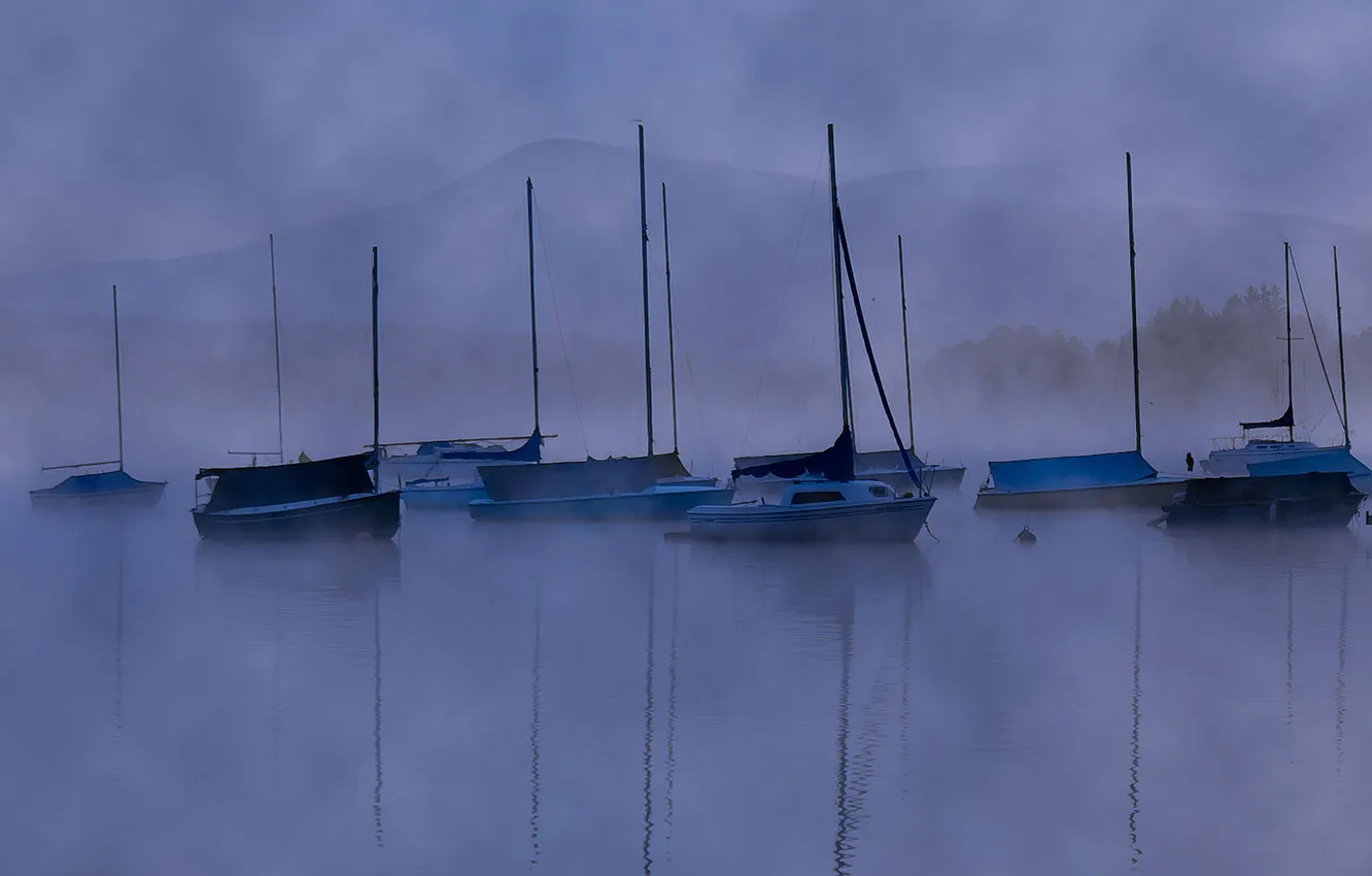 Фото обои небо, горы, туман, озеро, лодка, яхта