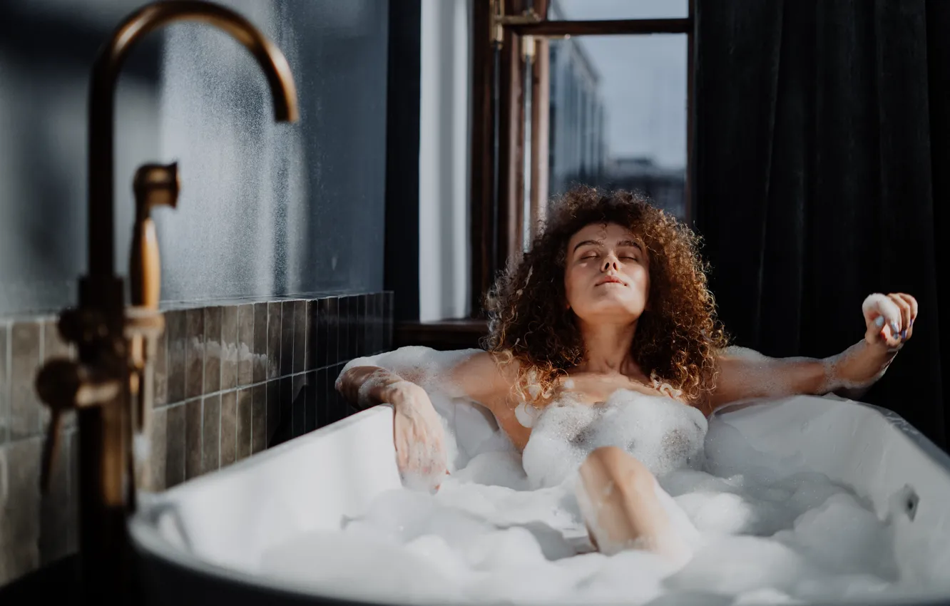 Фото обои пена, наслаждение, кран, окно, ванна, bath, window, pleasure