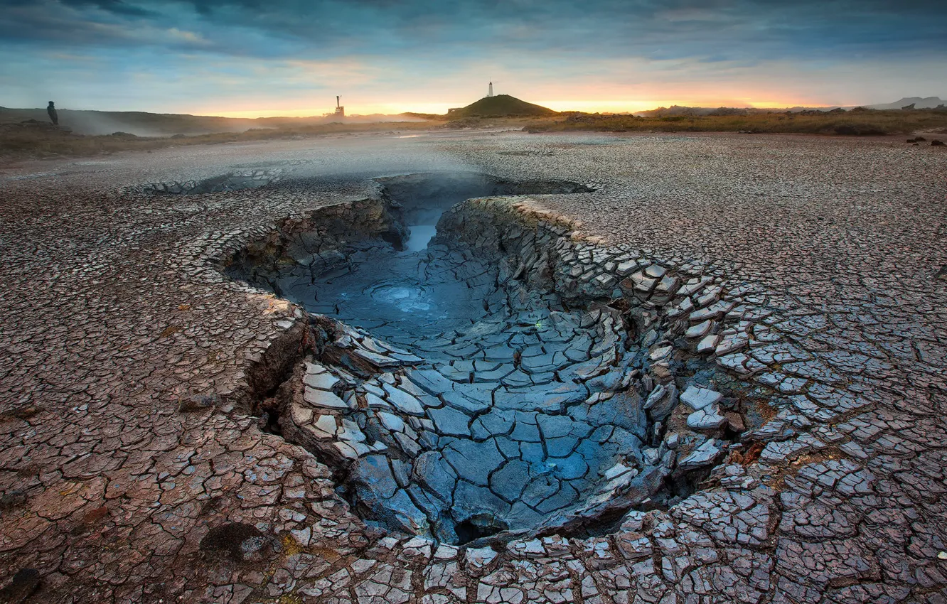 Фото обои desert, crater, cracked earth