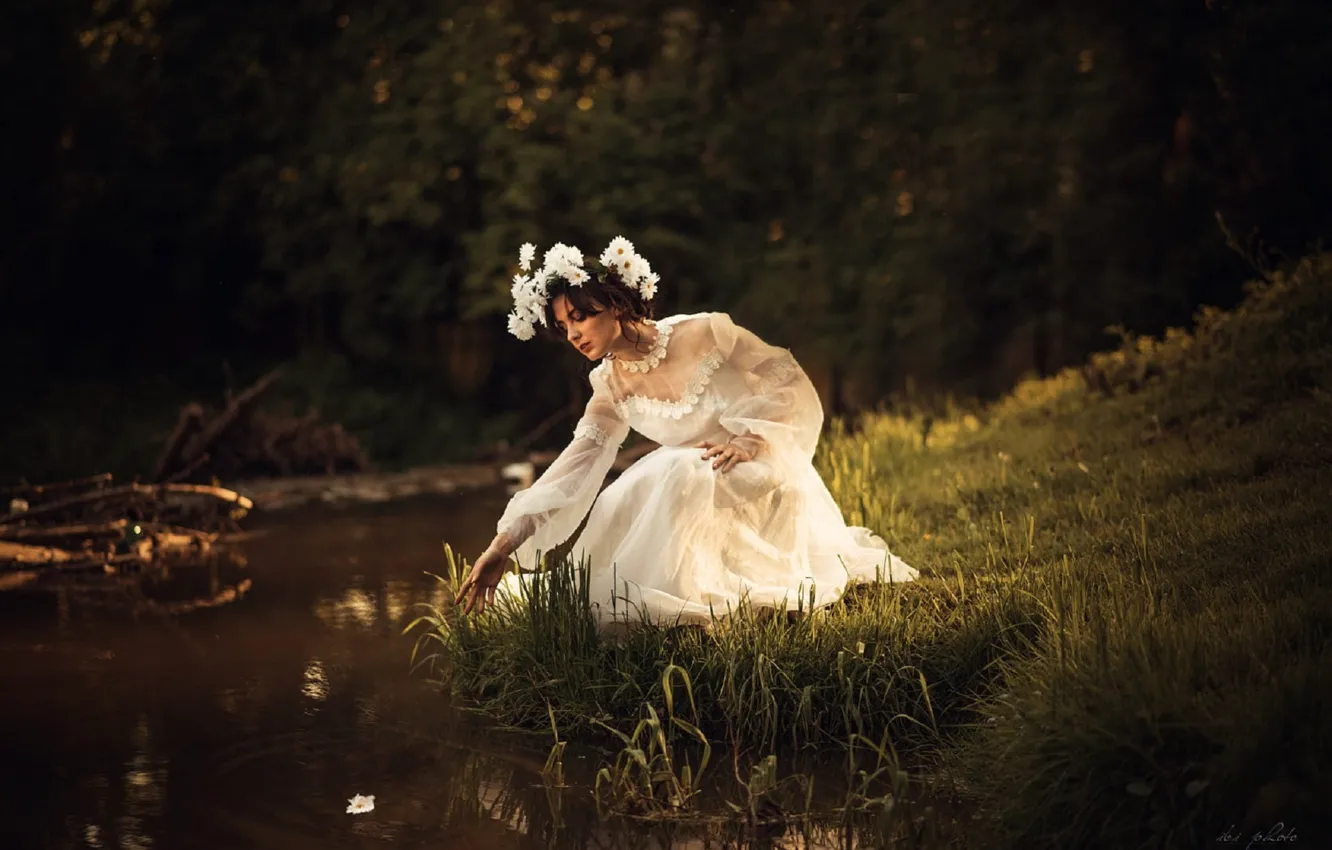 Фото обои девушка, цветы, природа, поза, река, платье, венок