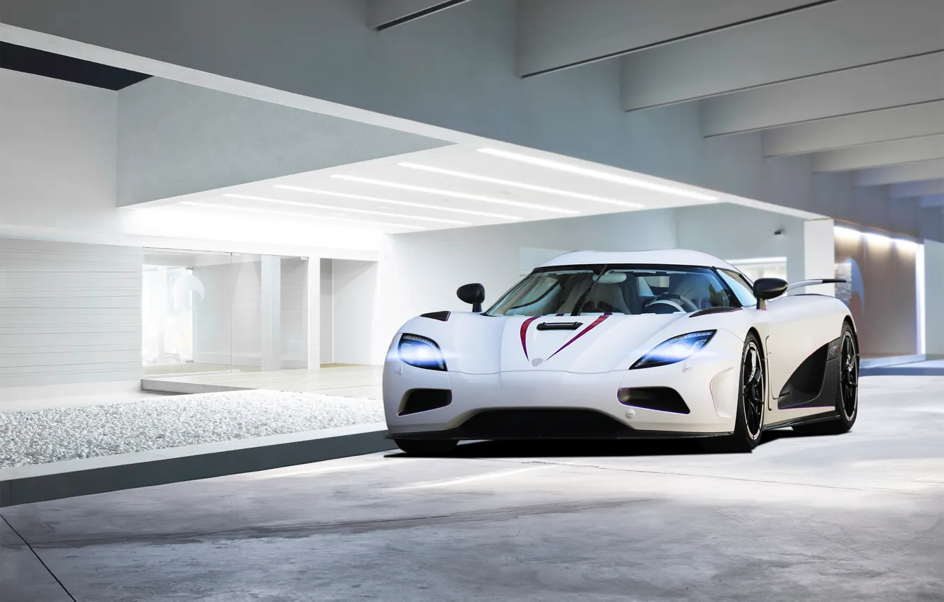 Фото обои белый, блики, здание, Koenigsegg, white, front, Agera R, кенигсег