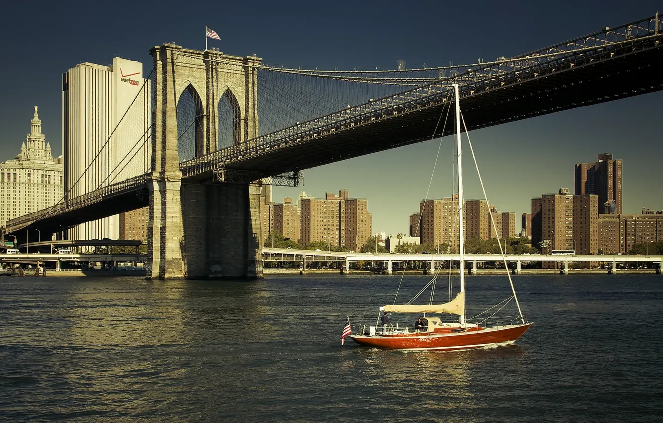 Фото обои река, здания, Нью-Йорк, яхта, Бруклинский мост, New York City, Brooklyn Bridge, East River