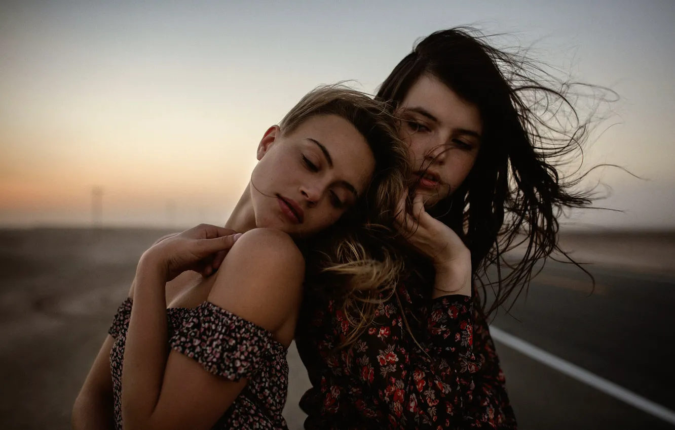 Фото обои две девушки, Charlotte, Jesse Herzog, Raluca, Desert Highway