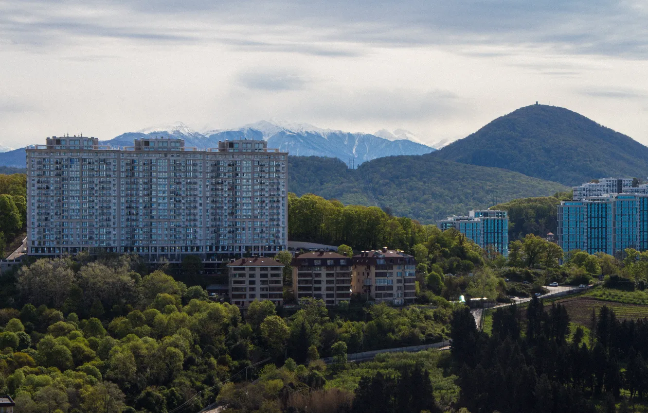 Фото обои небо, облака, деревья, горы, город, здания, дома, весна