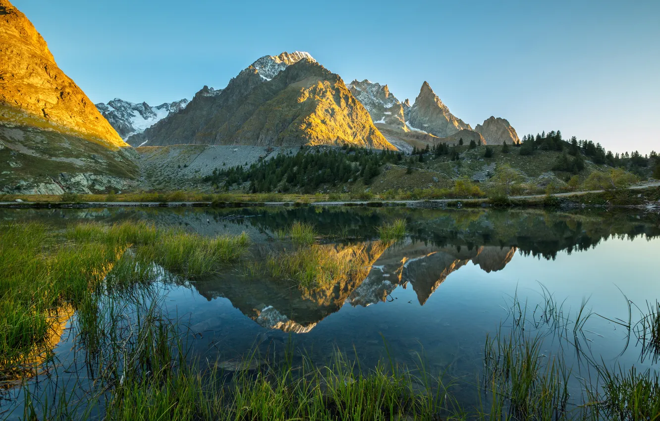 Фото обои горы, озеро, отражение, камыши, скалы