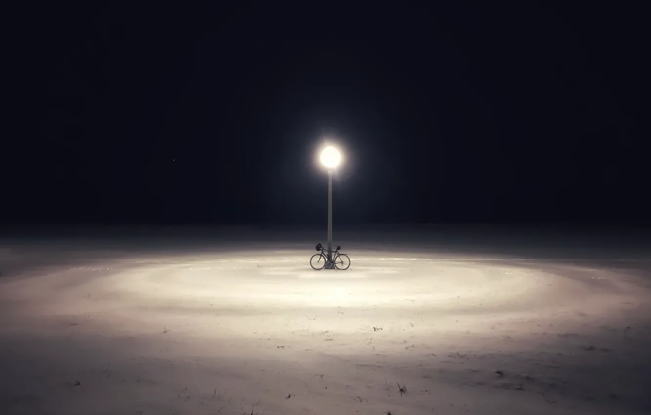 Фото обои зима, ночь, велосипед, улица, фонарь