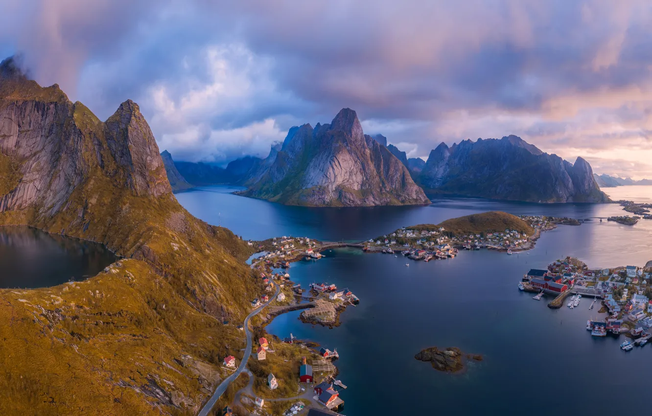 Фото обои море, острова, горы, рассвет, утро, деревня, Норвегия, панорама