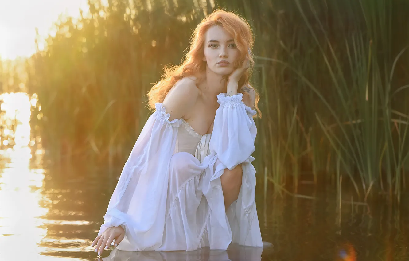 Фото обои взгляд, вода, девушка, поза, руки, платье, камыш, рыжая