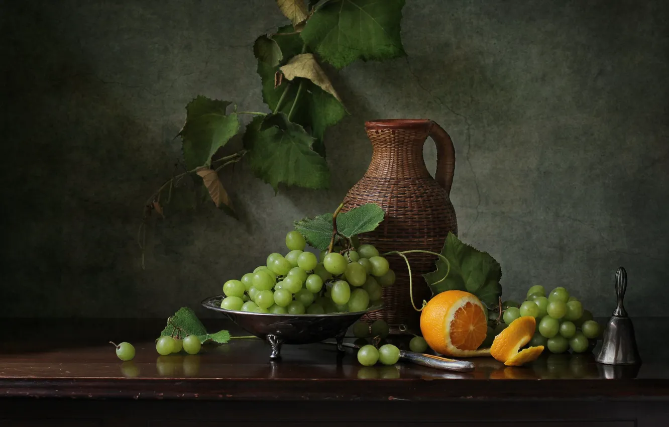 Фото обои темный фон, стол, апельсин, виноград, гроздь, кувшин, натюрморт, лоза