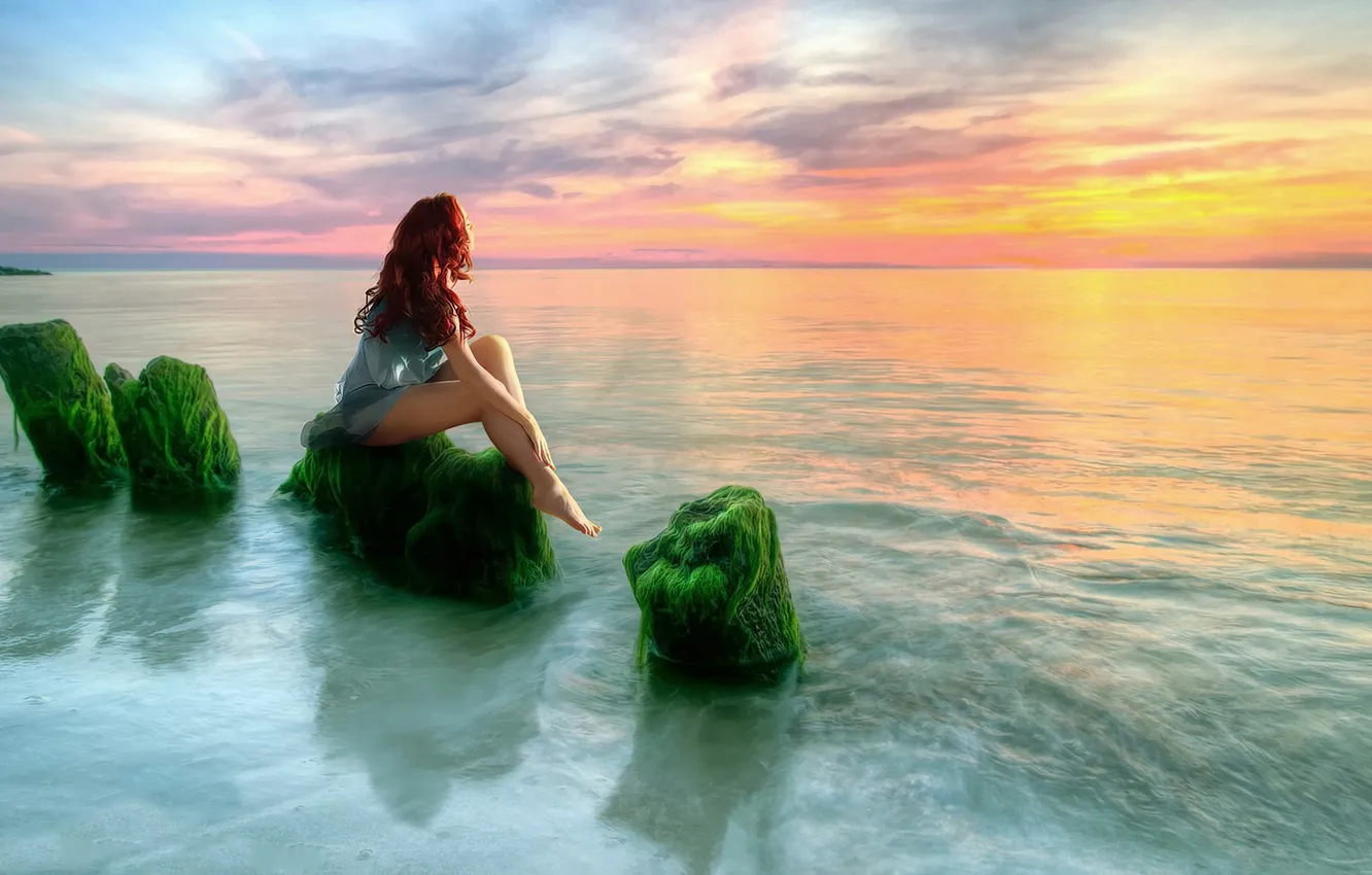 Фото обои море, девушка, водоросли, закат, камни, тина, сидит, рыжеволосая