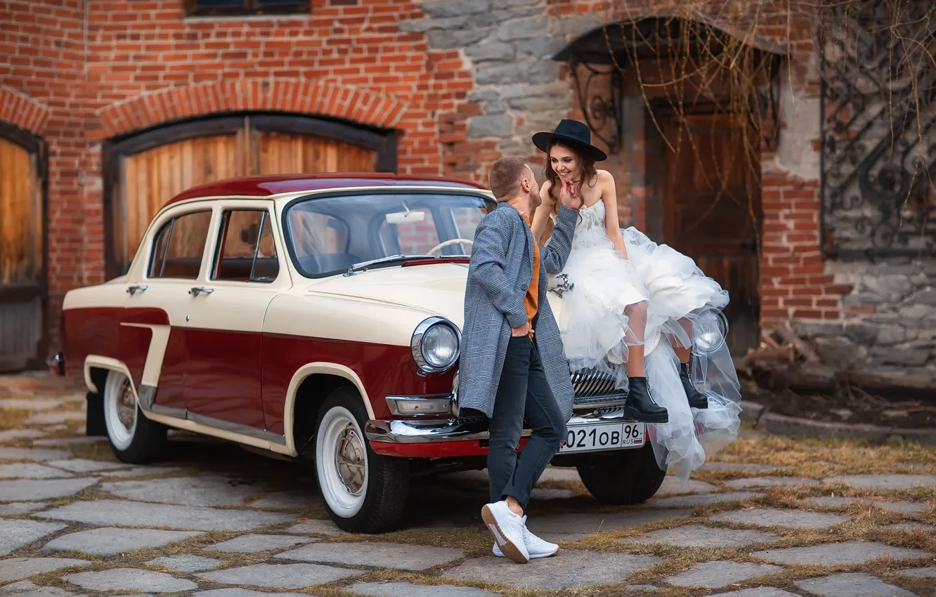 Фото обои машина, авто, девушка, ретро, парень, влюблённые, Волга, ГАЗ-21