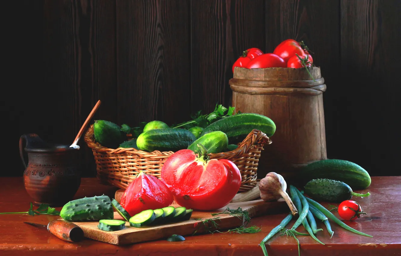 Фото обои лук, доска, натюрморт, корзинка, овощи, помидоры, огурцы, чеснок