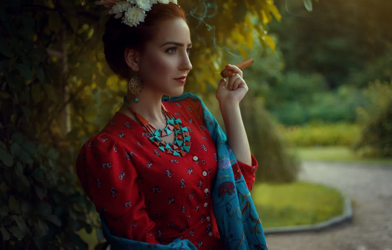 Фото обои девушка, поза, серьги, платье, сигара, рыжая, сережки