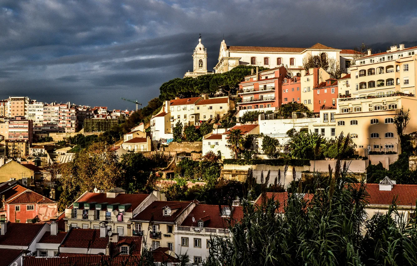 Фото обои тучи, город, дома, Португалия, Lisbon, Prazeres