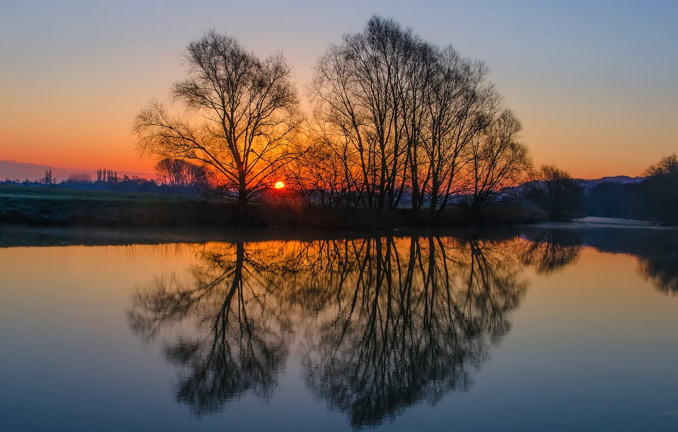 Фото обои небо, вода, солнце, деревья, закат, гладь, отражение, река