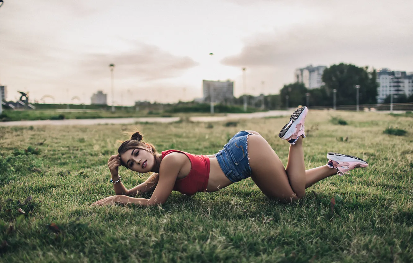Фото обои трава, девушка, поза, шорты, майка, фигура, брюнетка, прическа