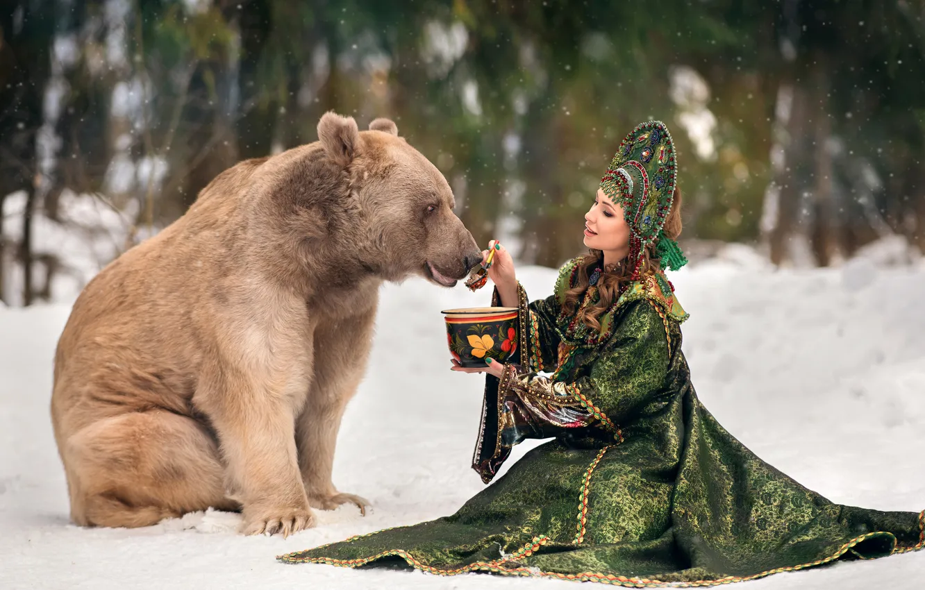 Фото обои зима, взгляд, девушка, снег, природа, поза, медведь, костюм