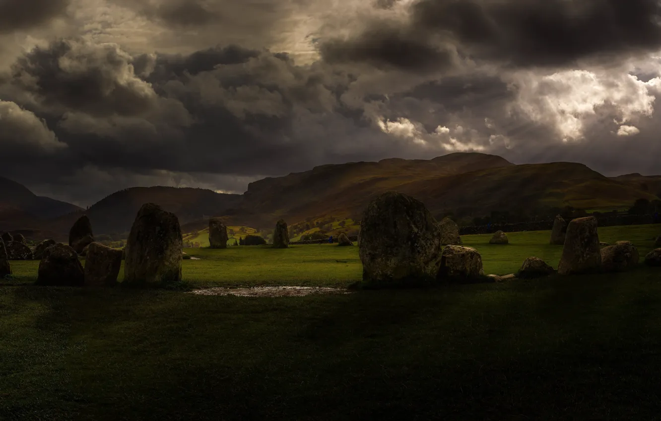 Фото обои поле, лучи, пейзаж, горы, тучи, камни, пасмурно, Англия