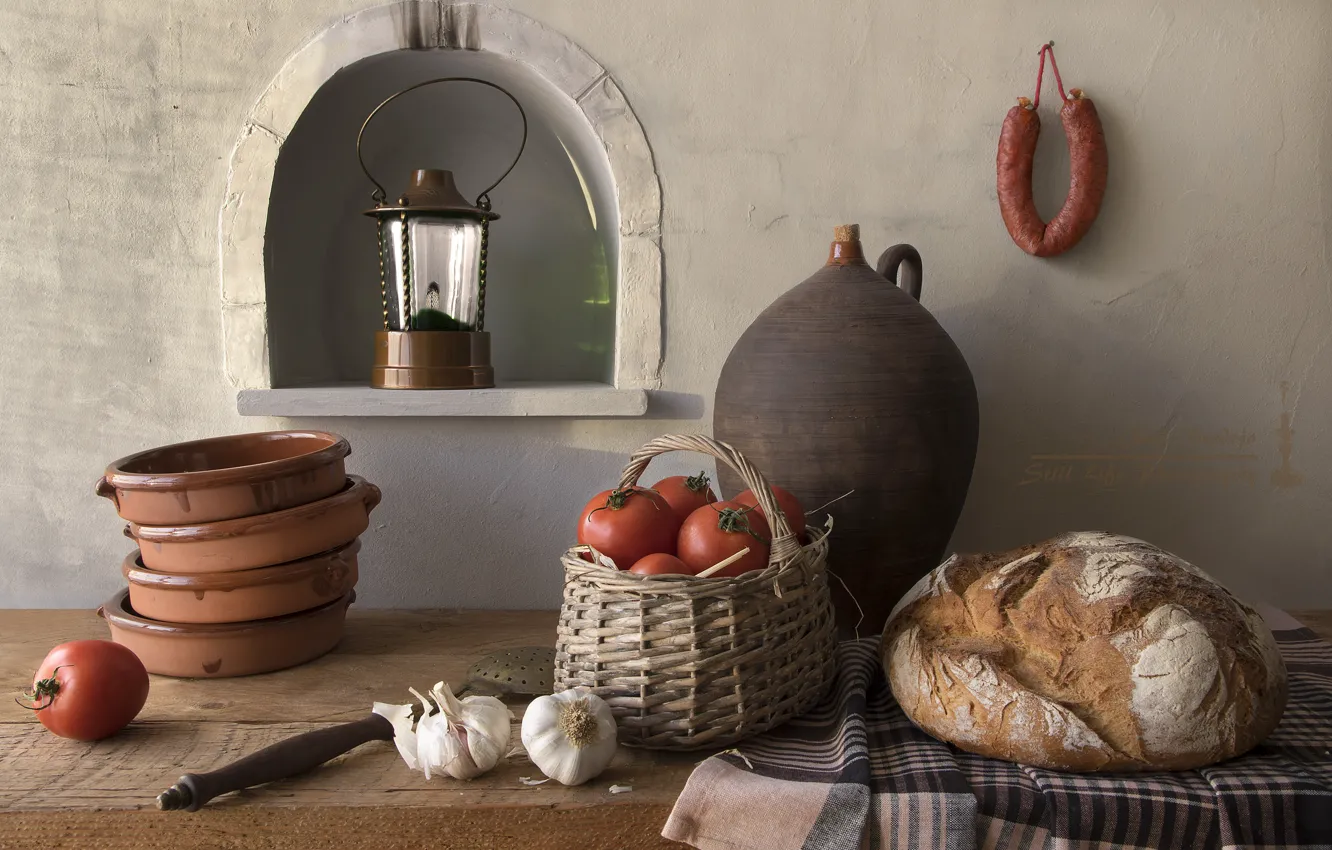 Фото обои хлеб, фонарь, кувшин, натюрморт, корзинка, помидоры, колбаса, чеснок