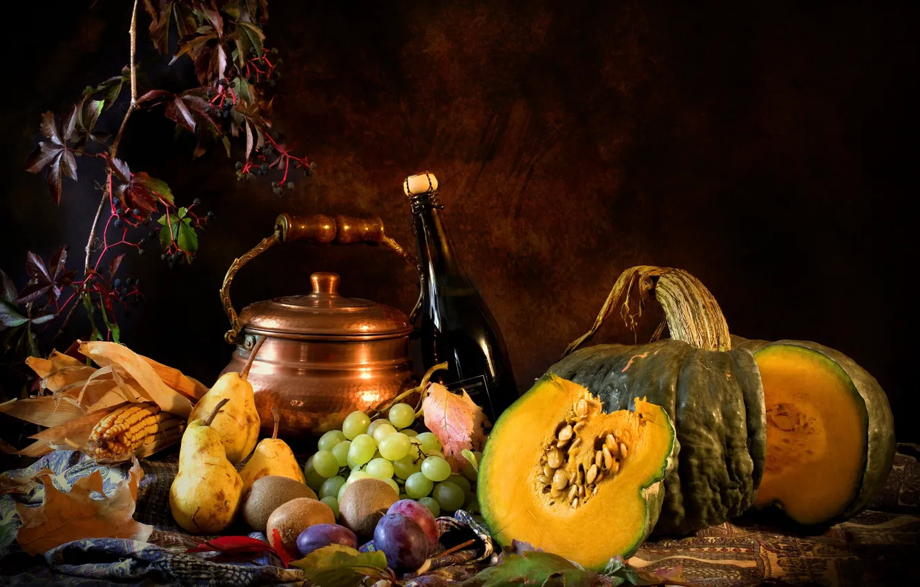 Фото обои темный фон, вино, бутылка, еда, чайник, виноград, тыква, фрукты