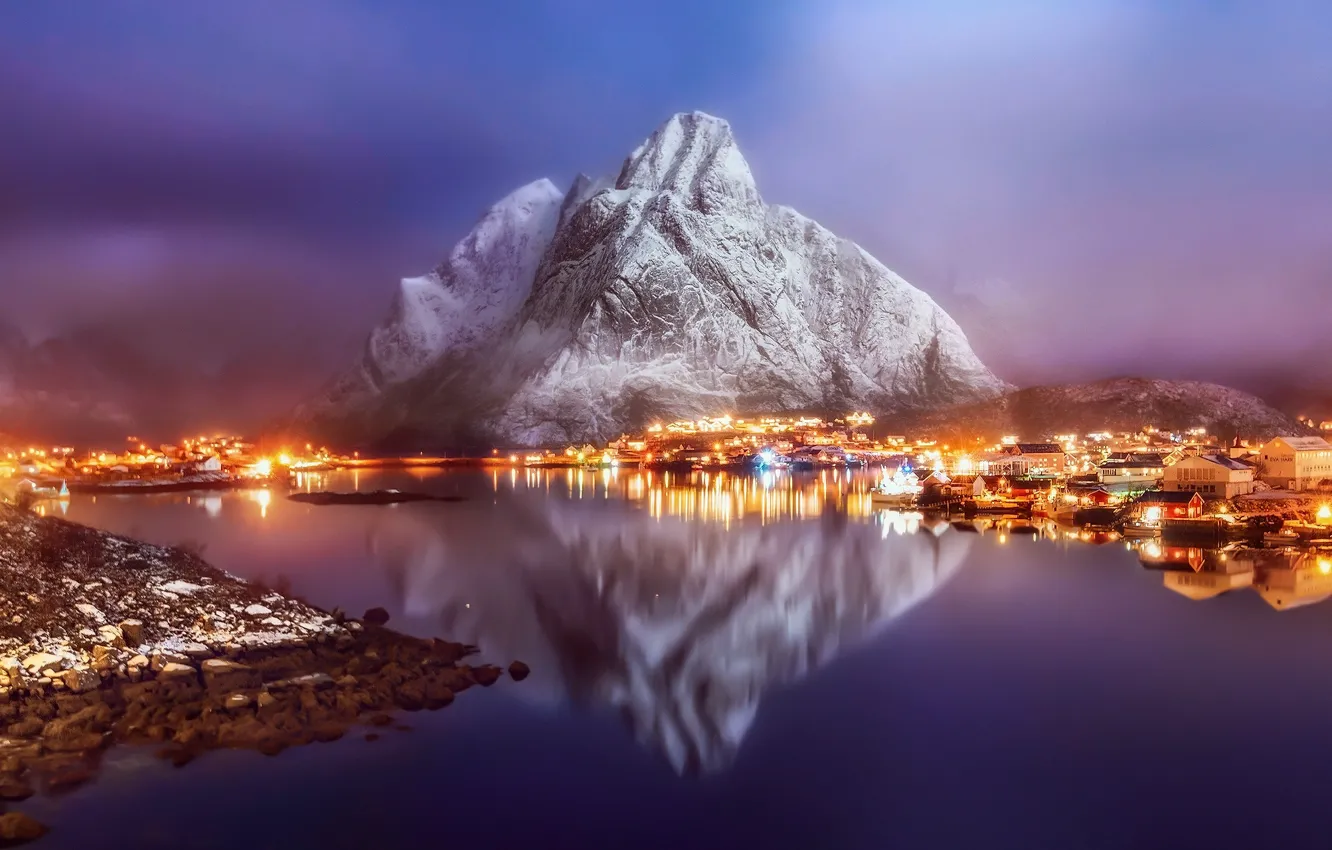 Фото обои зима, свет, отражения, горы, огни, туман, скалы, вечер