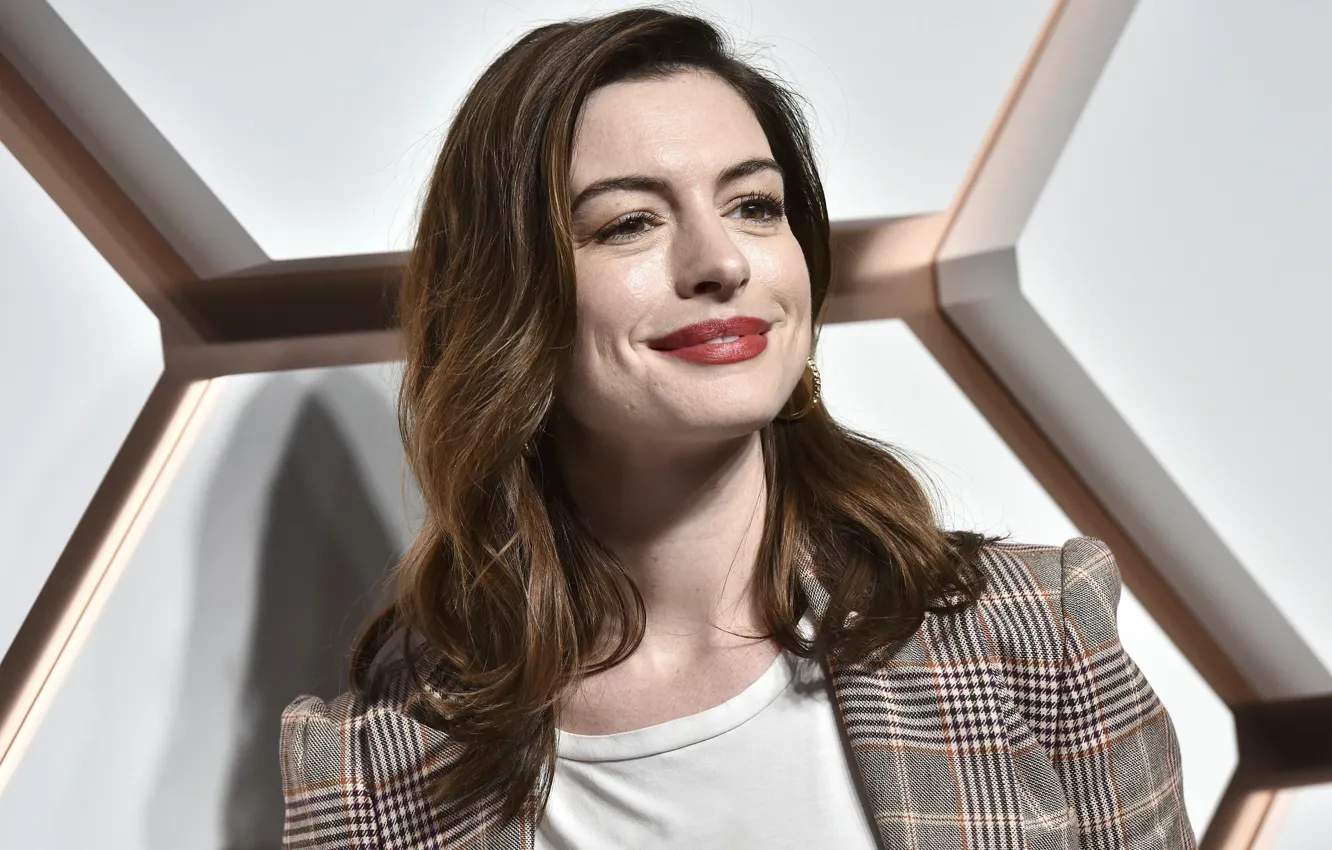Фото обои взгляд, поза, улыбка, макияж, актриса, певица, hair, Anne Hathaway