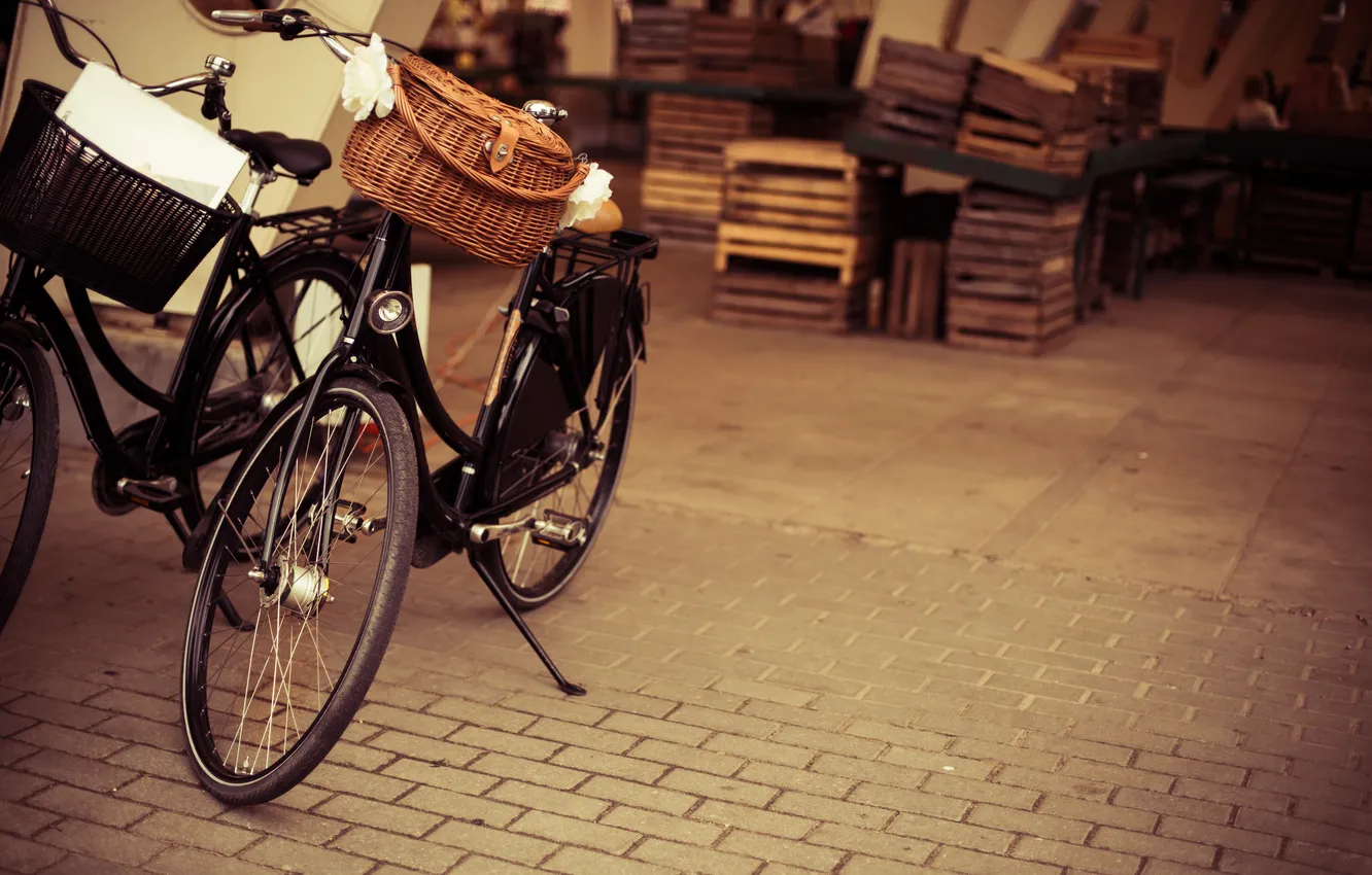 Фото обои корзина, плитка, ящики, тротуар, велосипеды