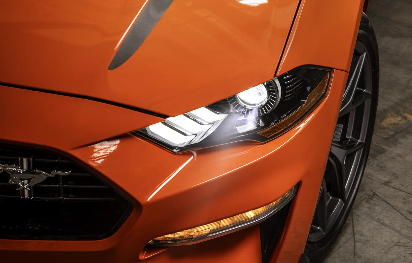 Фото обои свет, оранжевый, Mustang, Ford, капот, 2020, фастбэк