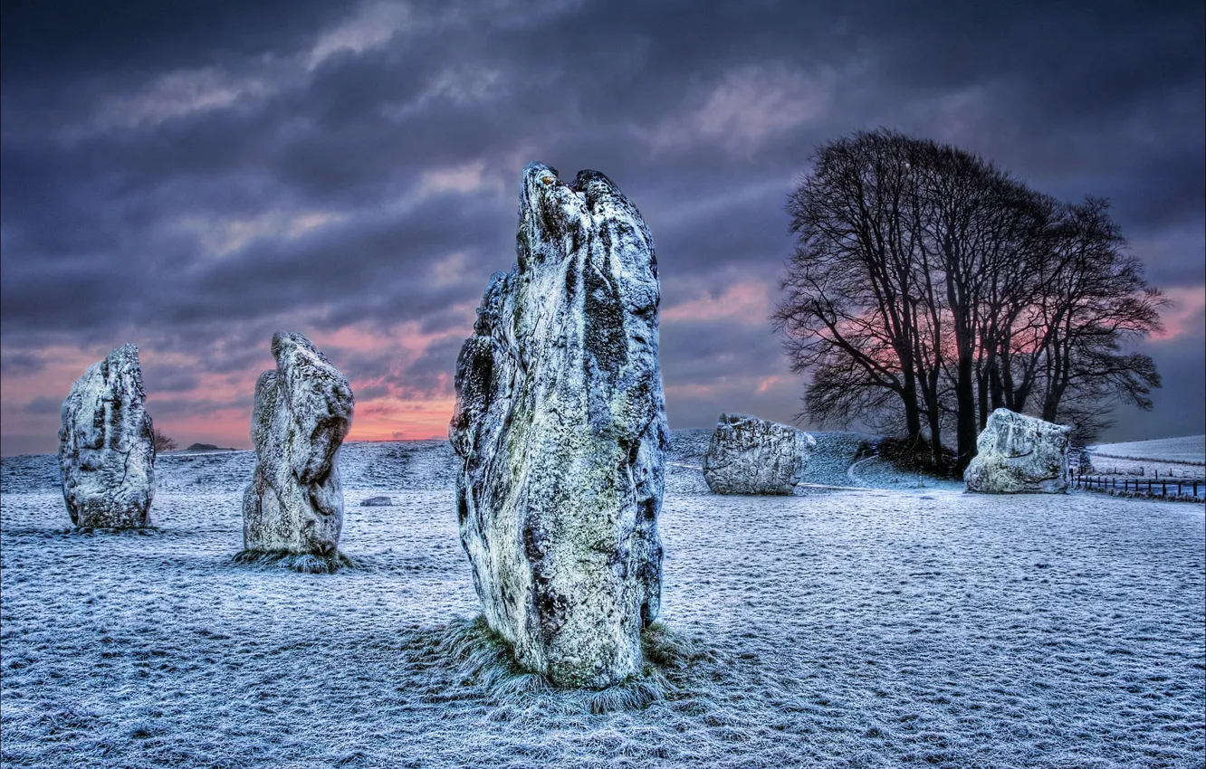 Фото обои зима, поле, небо, облака, снег, ночь, камни, Великобритания
