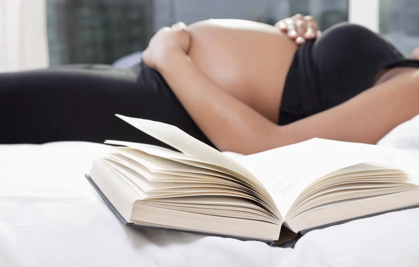 Фото обои woman, book, bed, pregnant