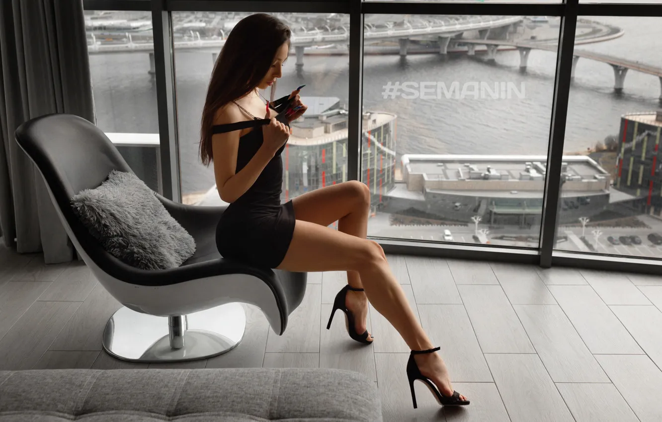 Фото обои девушка, поза, кресло, платье, окно, ножки, Александр Семанин