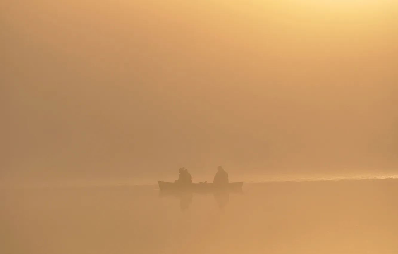 Фото обои туман, озеро, река, люди, лодка, рыбаки