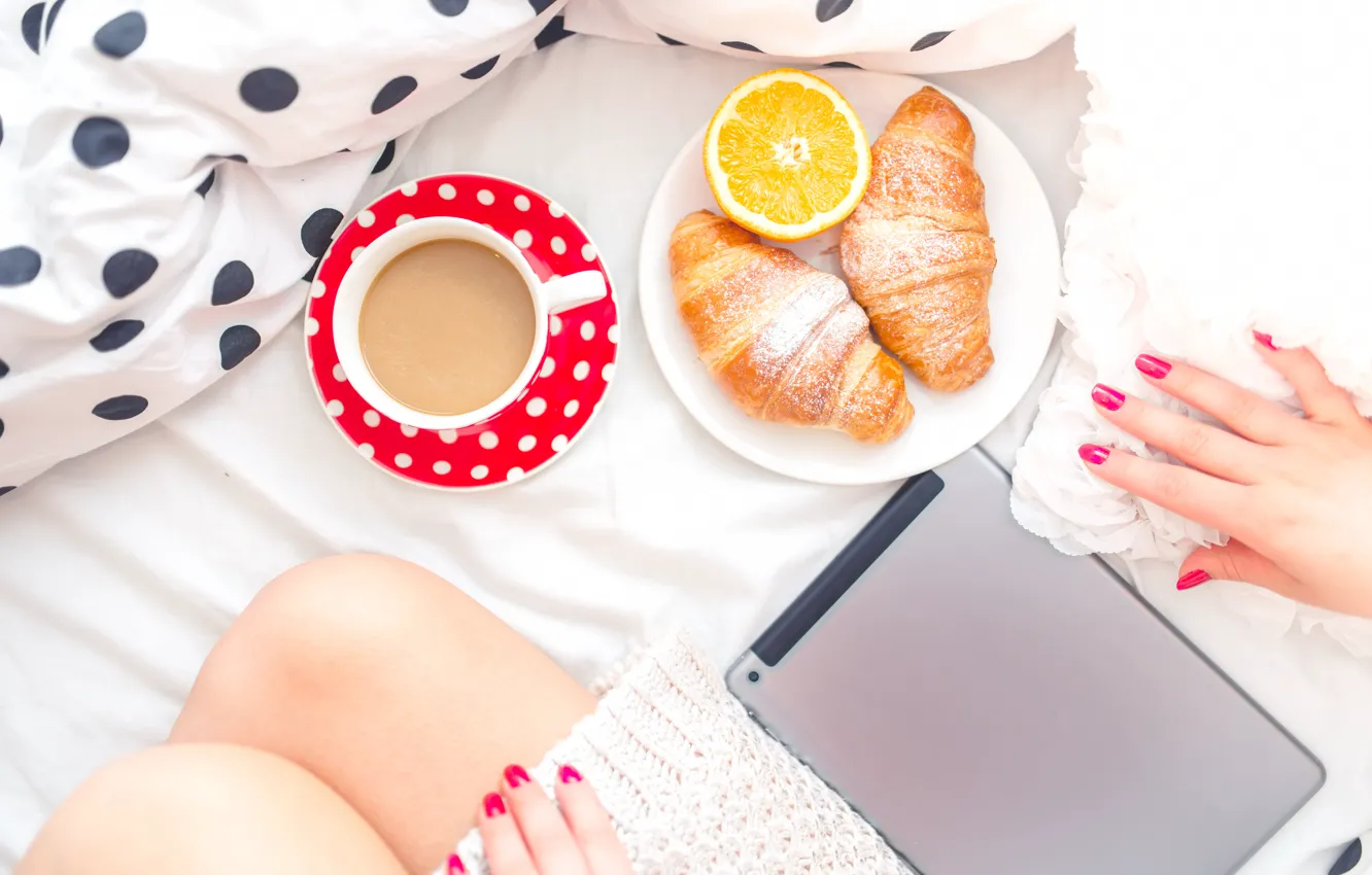 Фото обои девушка, ноги, кофе, завтрак, утро, постель, планшет, круассаны