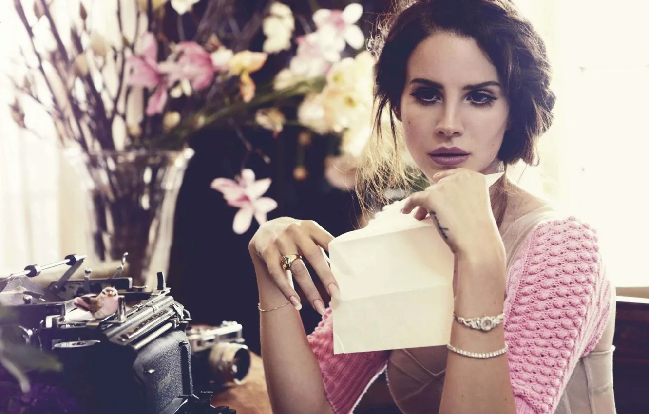 Фото обои лист, ретро, комната, интерьер, певица, печатная машинка, фотокамера, Lana Del Rey