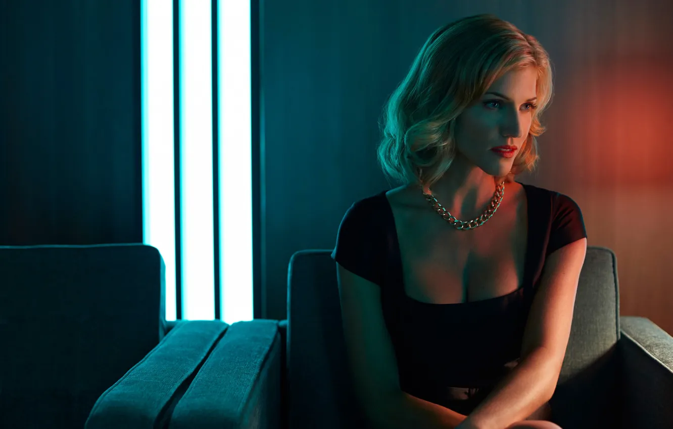 Фото обои взгляд, свет, волосы, кресло, ожерелье, платье, прическа, губы